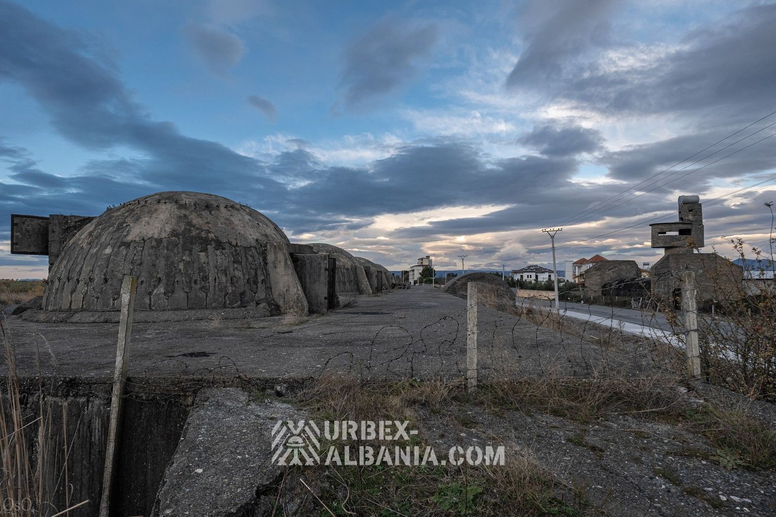 Sphärische Küstenartilleriebunker L-J auf einer Plattform