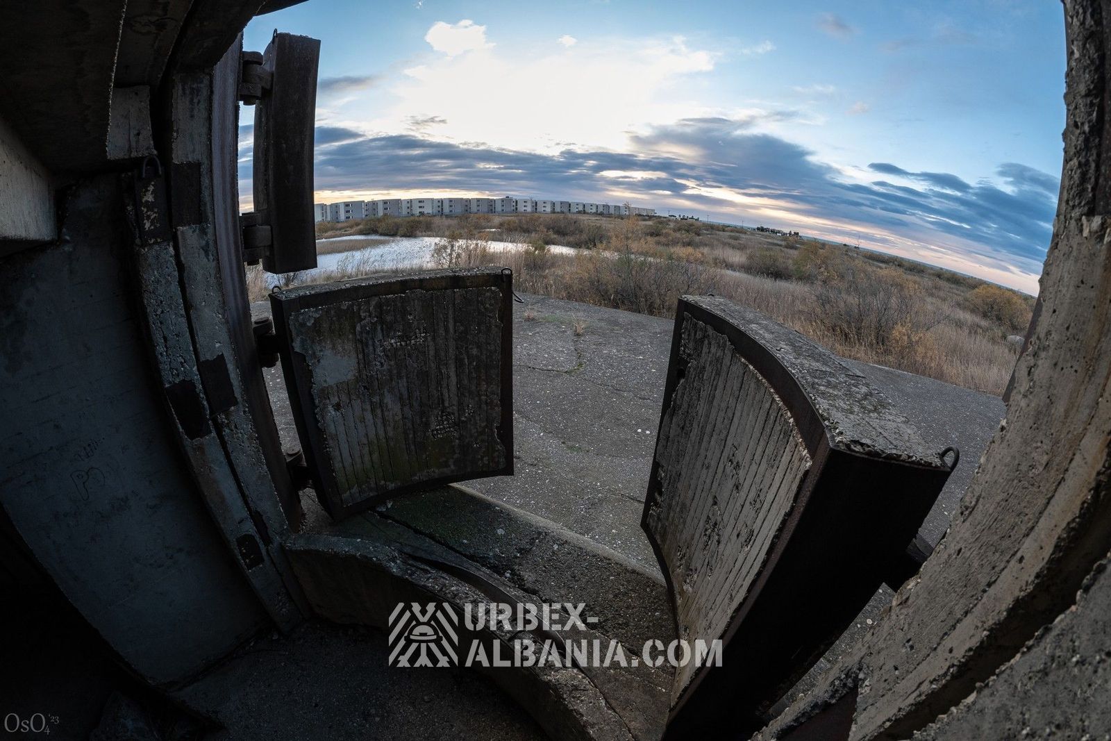 Sphärische Küstenartilleriebunker L-J auf einer Plattform