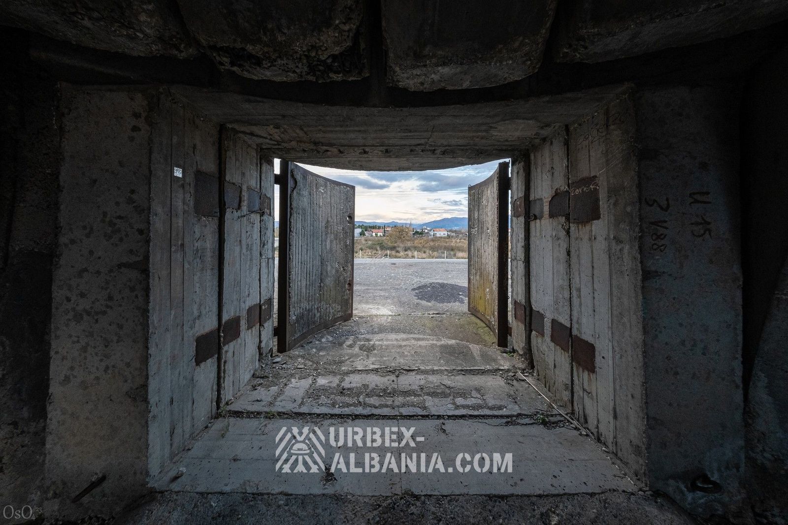 Sphärische Küstenartilleriebunker L-J auf einer Plattform