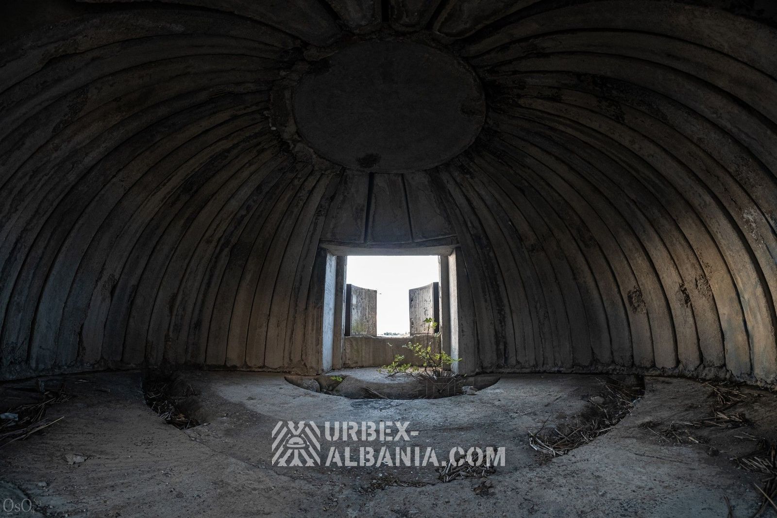 Sphärische Küstenartilleriebunker L-J auf einer Plattform