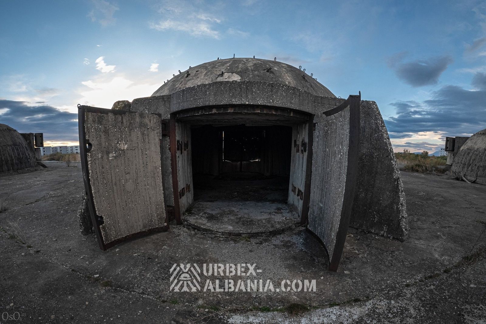 Sphärische Küstenartilleriebunker L-J auf einer Plattform