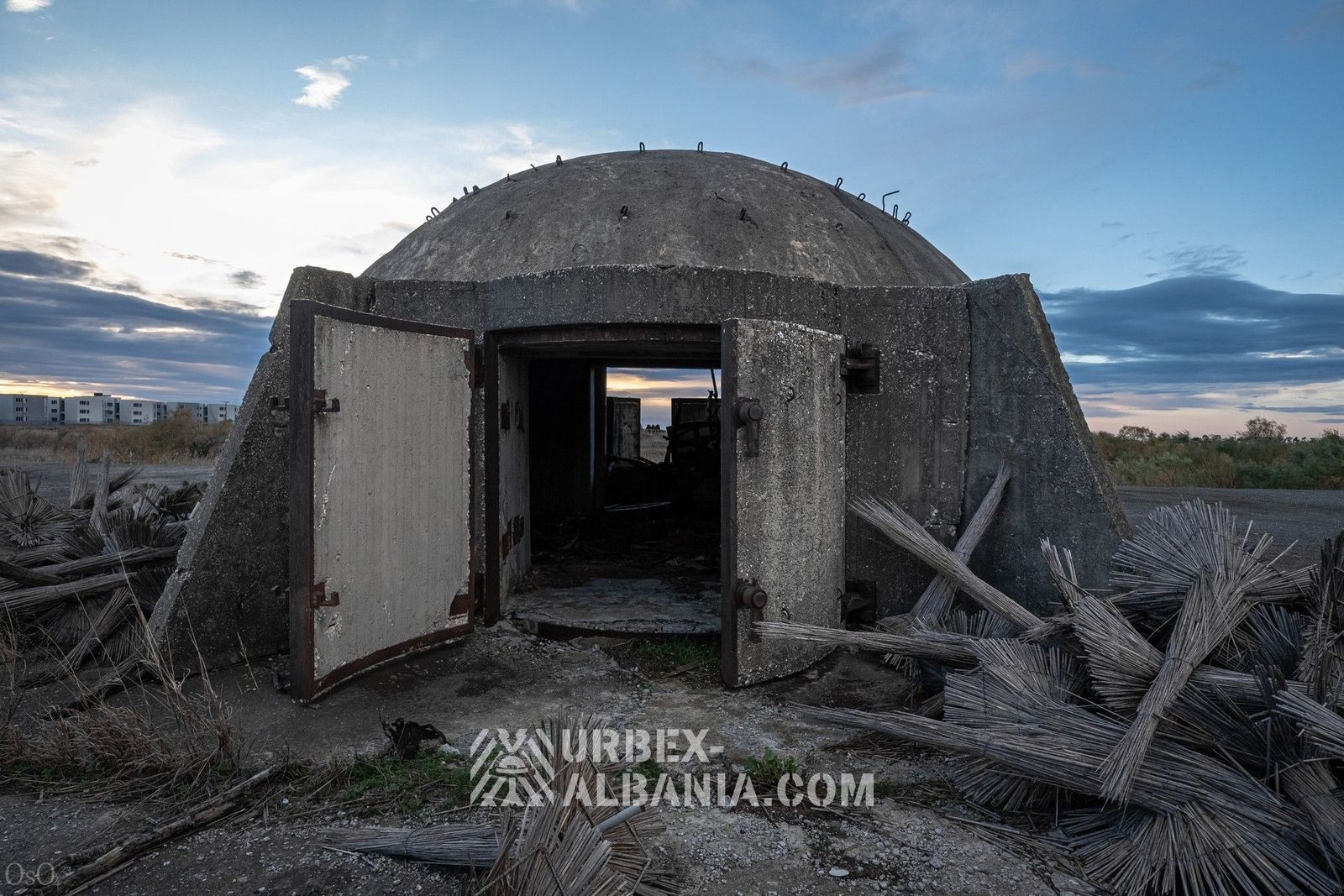 Sphärische Küstenartilleriebunker L-J auf einer Plattform
