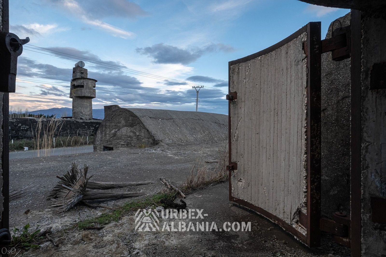 Sphärische Küstenartilleriebunker L-J auf einer Plattform