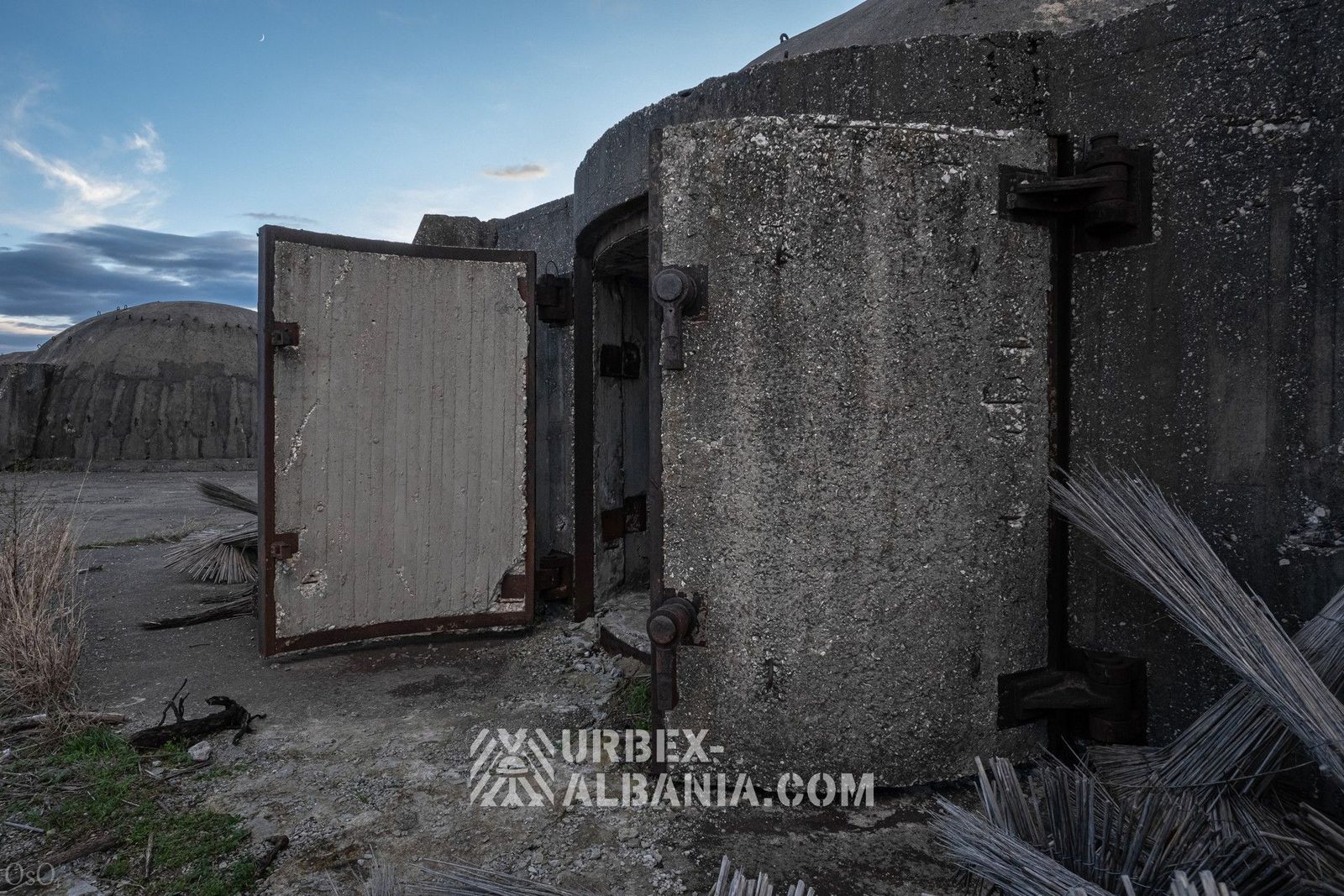 Sphärische Küstenartilleriebunker L-J auf einer Plattform