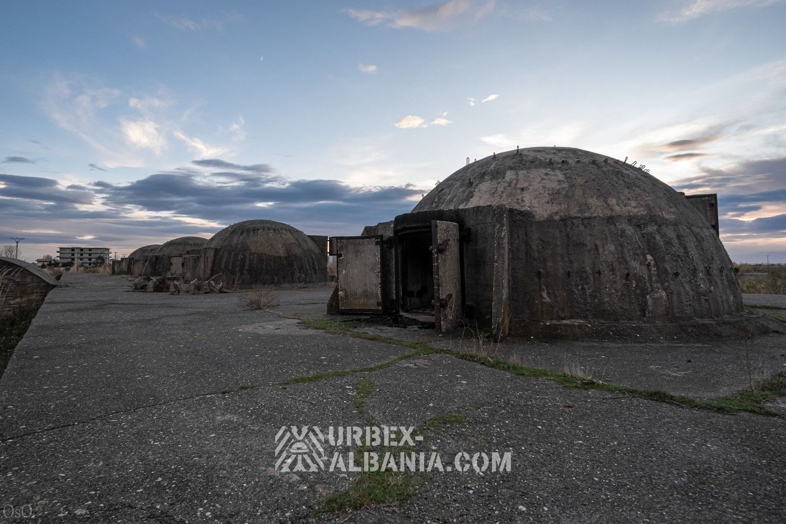 Sphärische Küstenartilleriebunker L-J auf einer Plattform