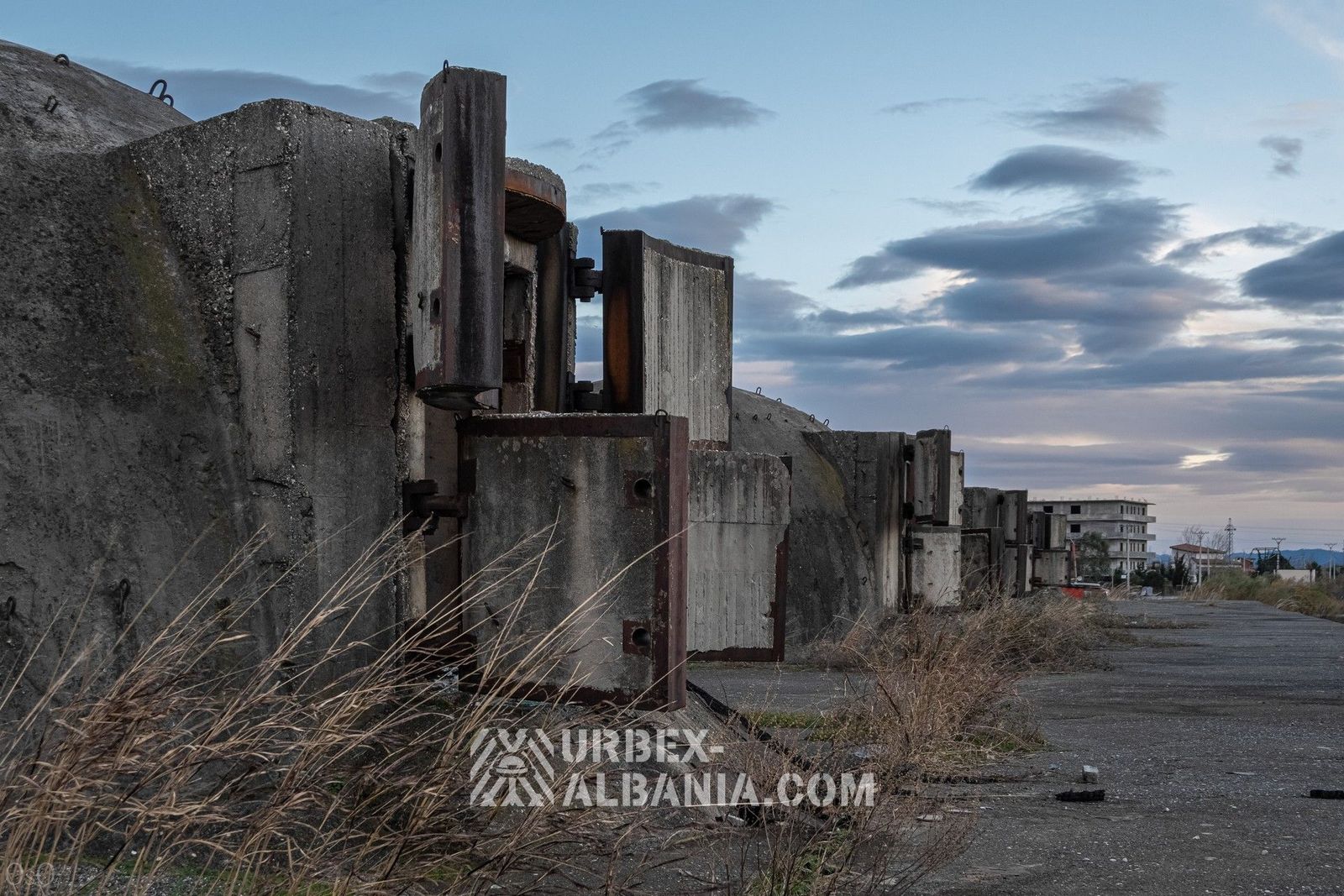 Sphärische Küstenartilleriebunker L-J auf einer Plattform