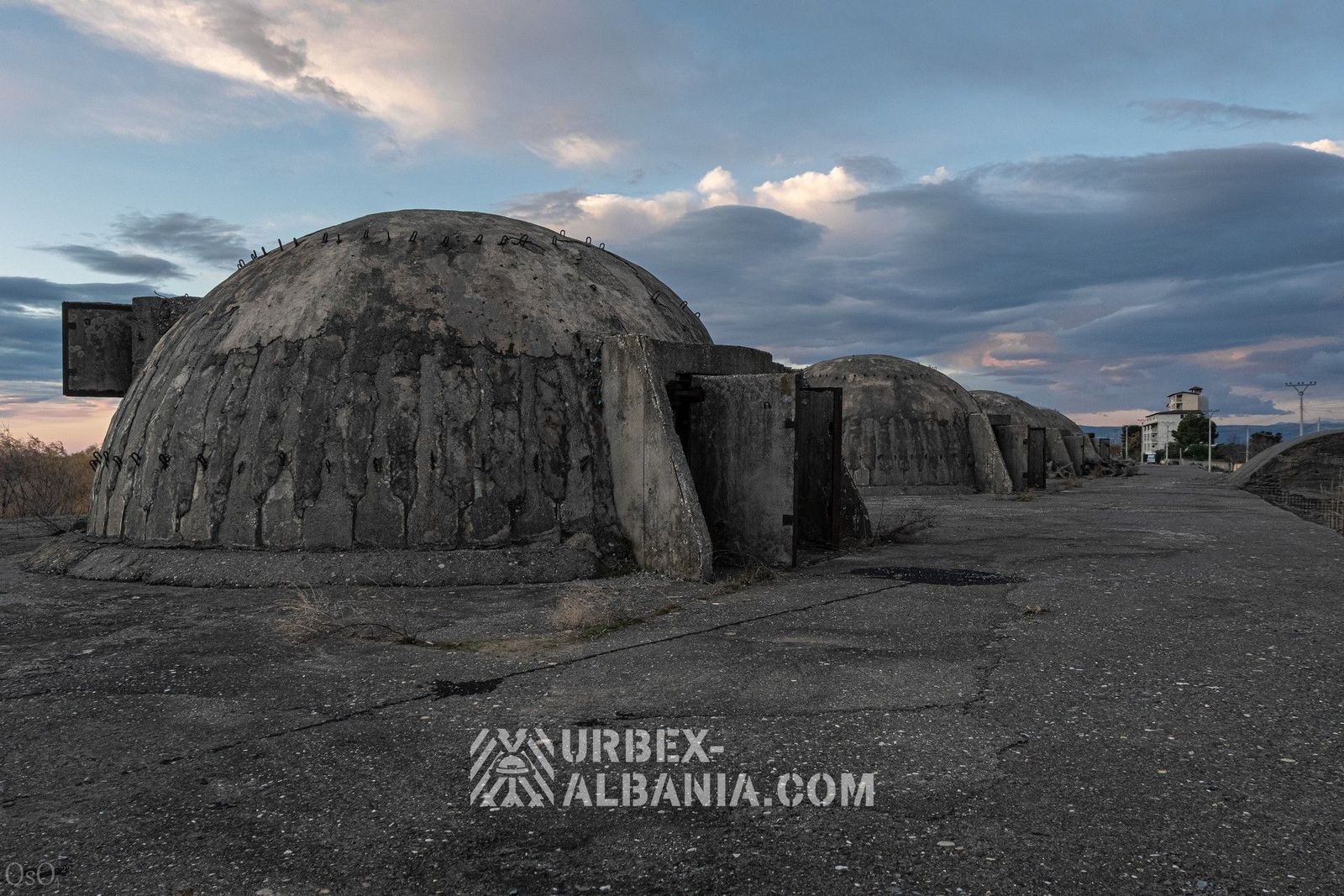 Sphärische Küstenartilleriebunker L-J auf einer Plattform
