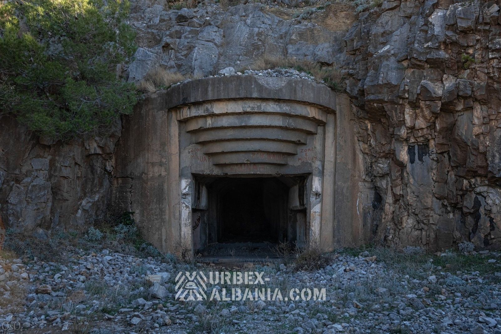 Bunkers d'Artillerie L-EA avec Tunnels