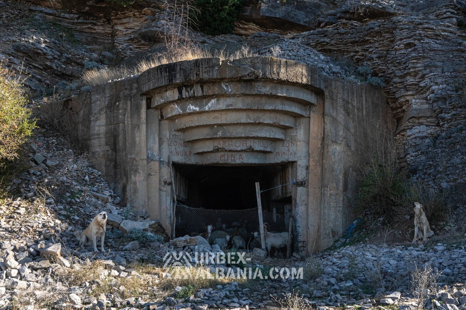 Bunkers d'Artillerie L-EA avec Tunnels