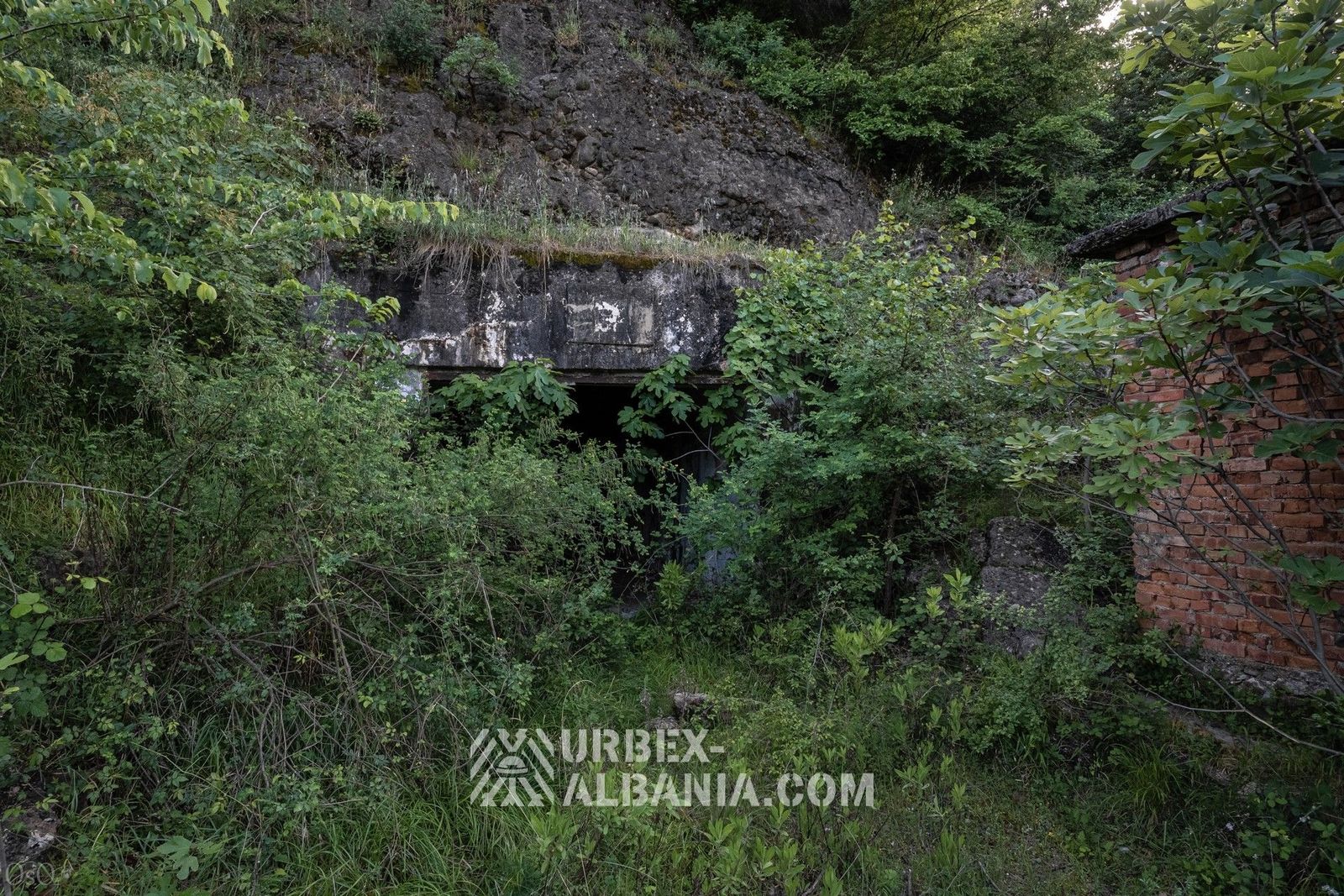Base de tanques con garajes subterráneos SH