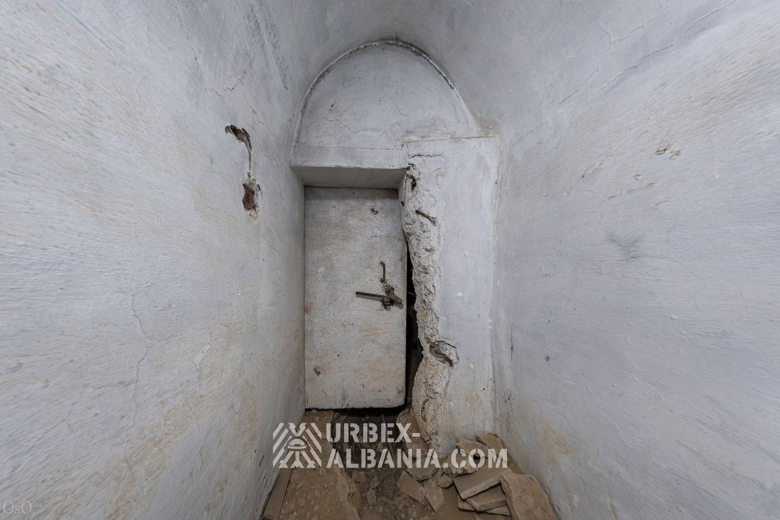Bunker D-ZQ con Grandi Porte e Postazioni d'Artiglieria