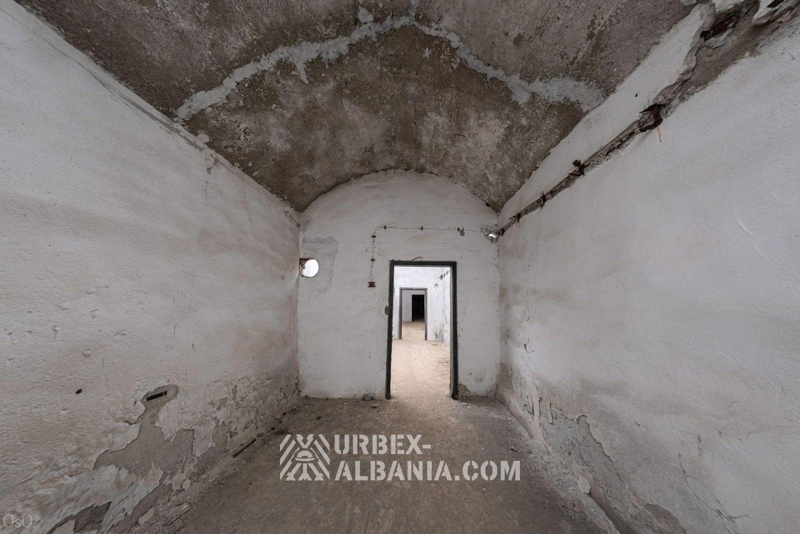 Bunker D-ZQ con Grandi Porte e Postazioni d'Artiglieria