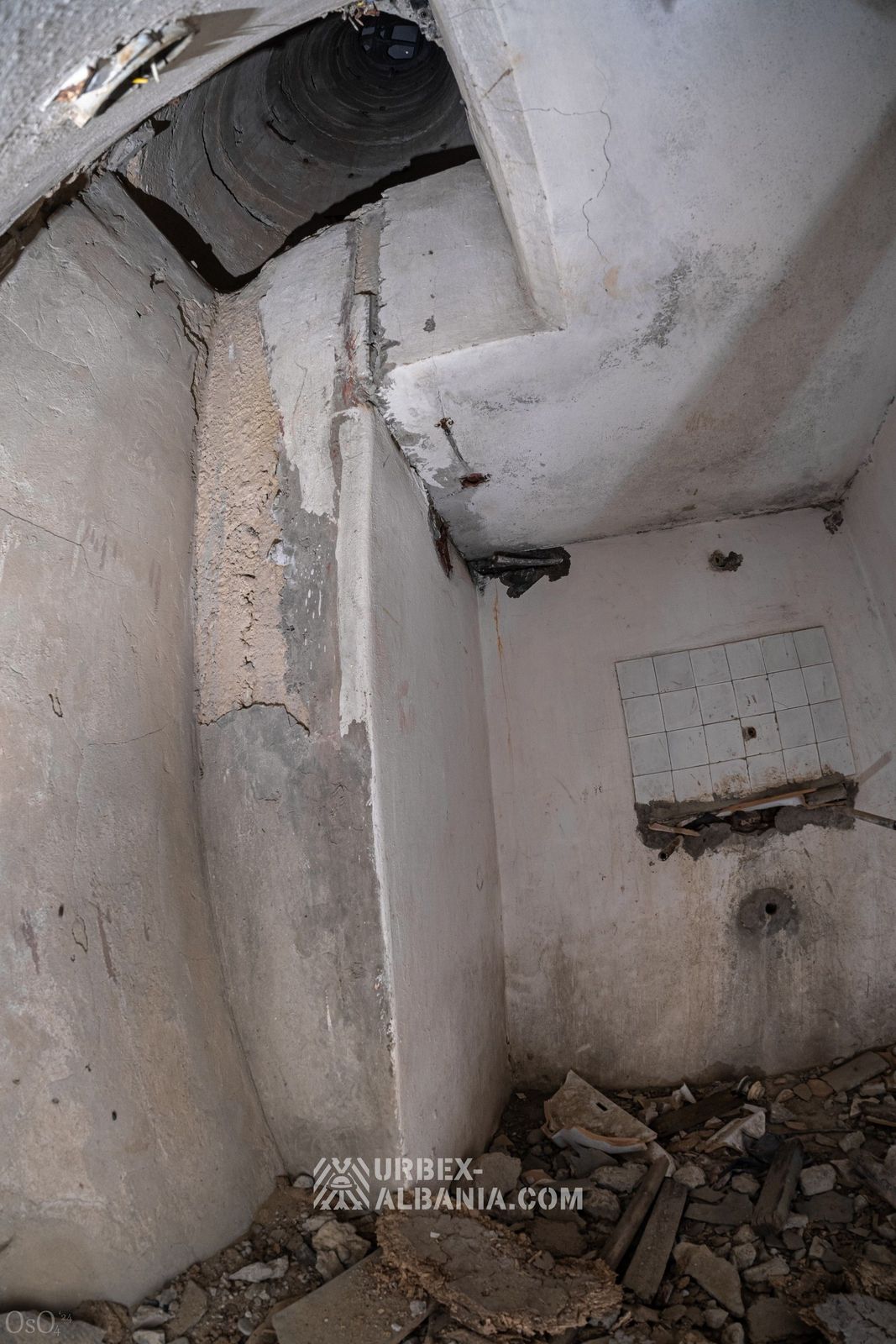 Bunker D-ZQ con Grandi Porte e Postazioni d'Artiglieria