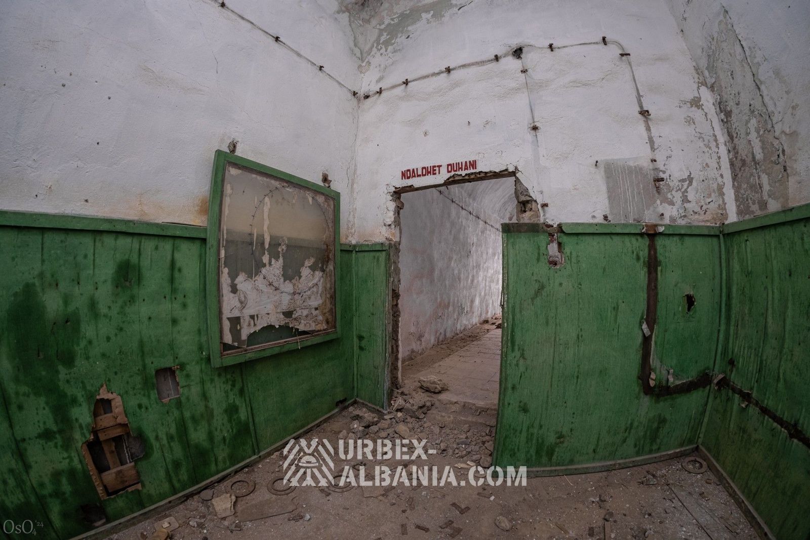 Bunker D-ZQ con Grandi Porte e Postazioni d'Artiglieria