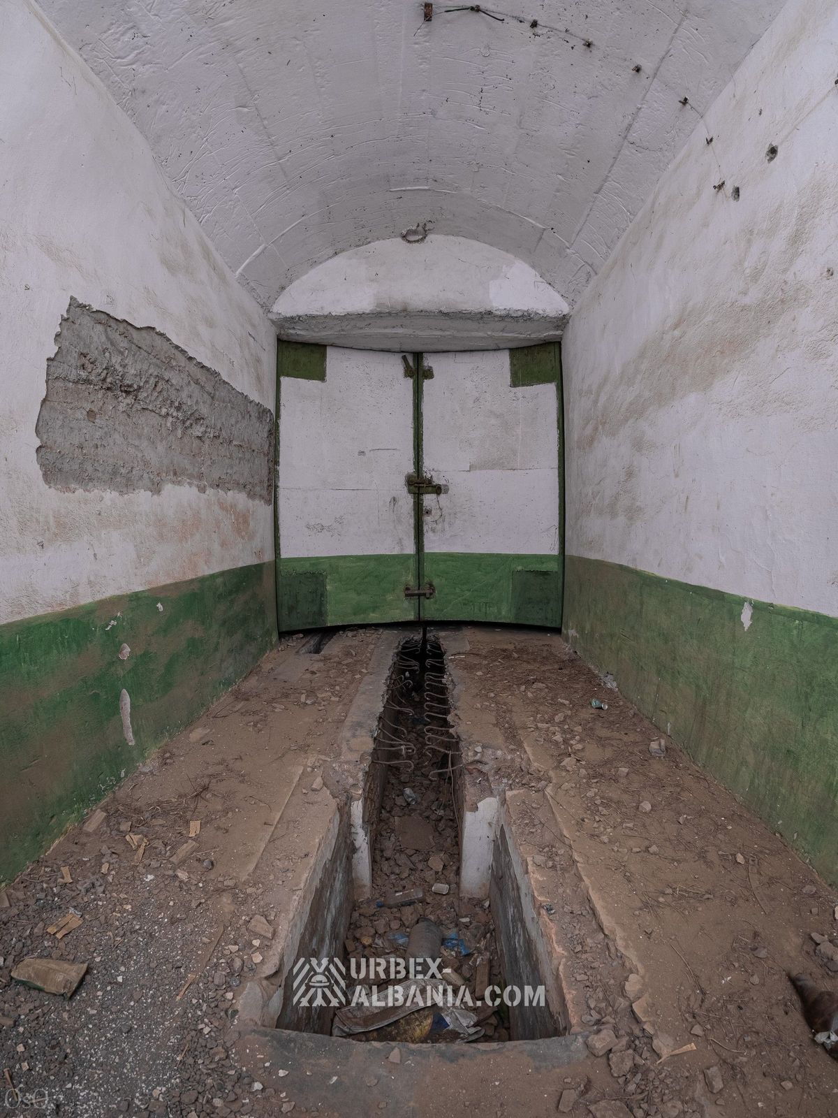 Bunker D-ZQ con Grandi Porte e Postazioni d'Artiglieria