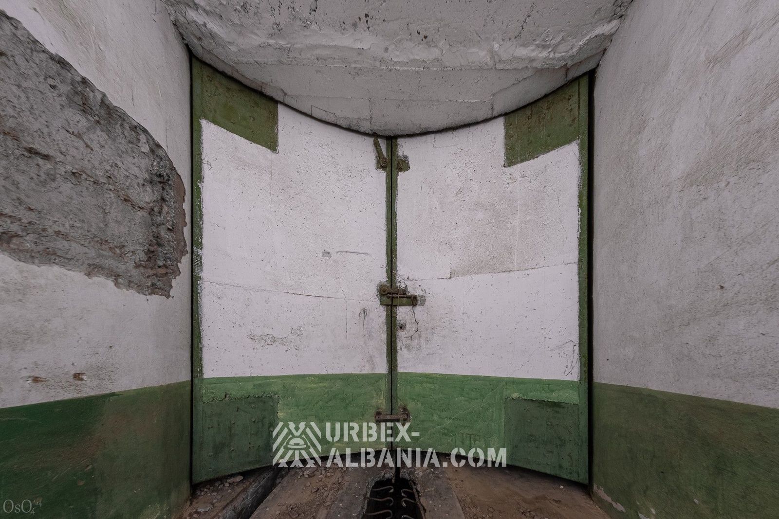 Bunker D-ZQ con Grandi Porte e Postazioni d'Artiglieria