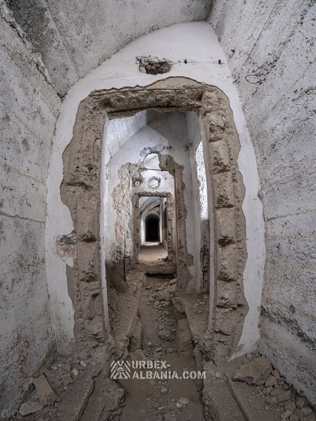 Bunker D-ZQ con Grandi Porte e Postazioni d'Artiglieria