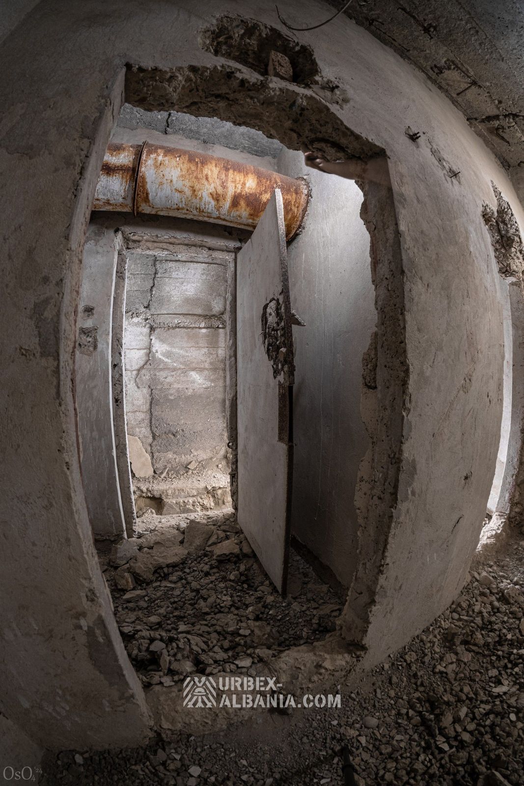 Bunker D-ZQ con Grandi Porte e Postazioni d'Artiglieria