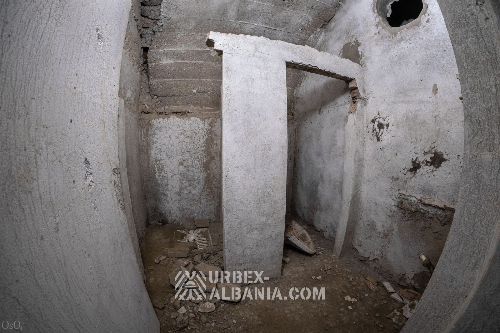 Bunker D-ZQ con Grandi Porte e Postazioni d'Artiglieria