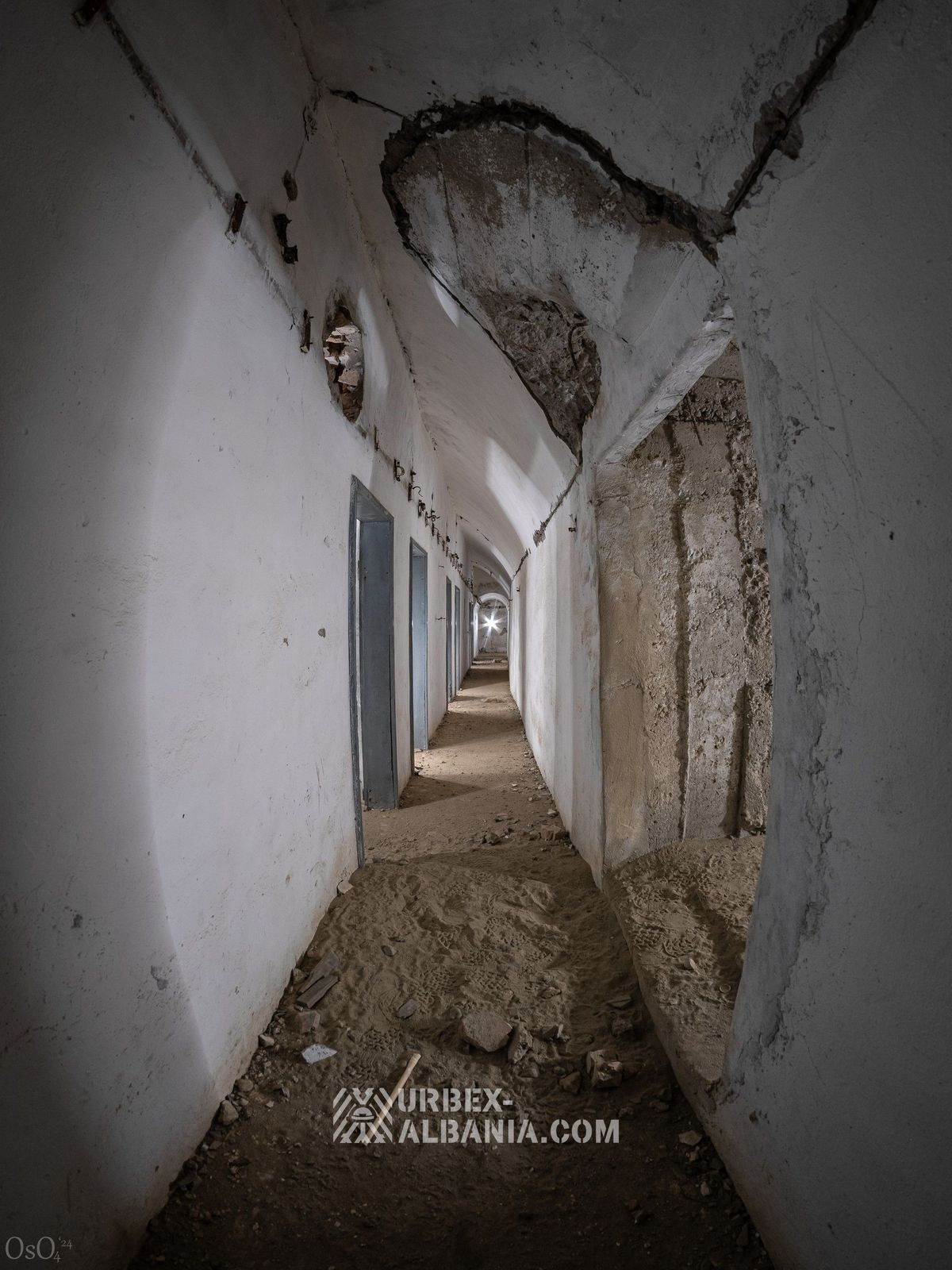 Bunker D-ZQ con Grandi Porte e Postazioni d'Artiglieria