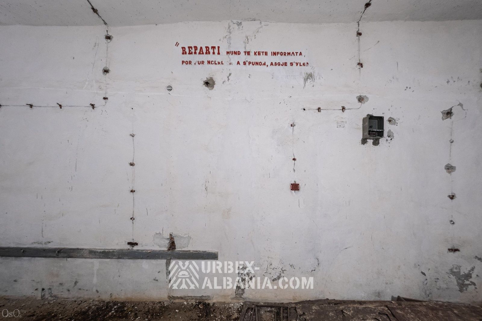 Bunker D-ZQ con Grandi Porte e Postazioni d'Artiglieria