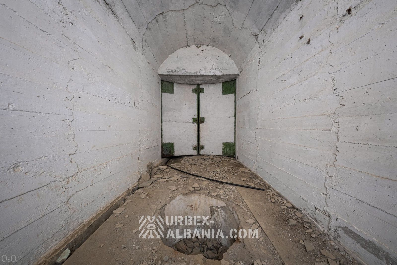 Bunker D-ZQ con Grandi Porte e Postazioni d'Artiglieria