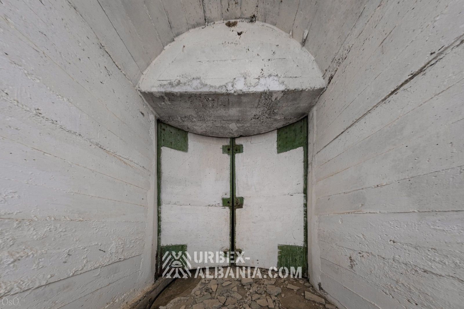 Bunker D-ZQ con Grandi Porte e Postazioni d'Artiglieria