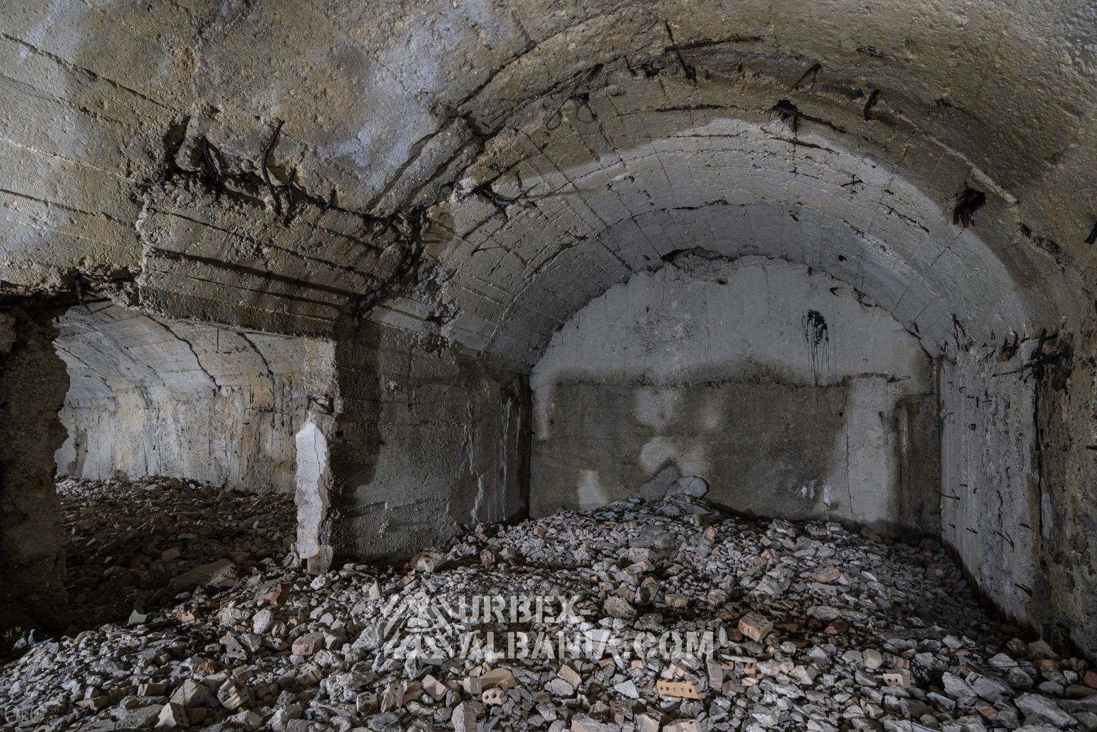 Bunkeri V-TA me shkallë të gjatë dhe bunker të vogël