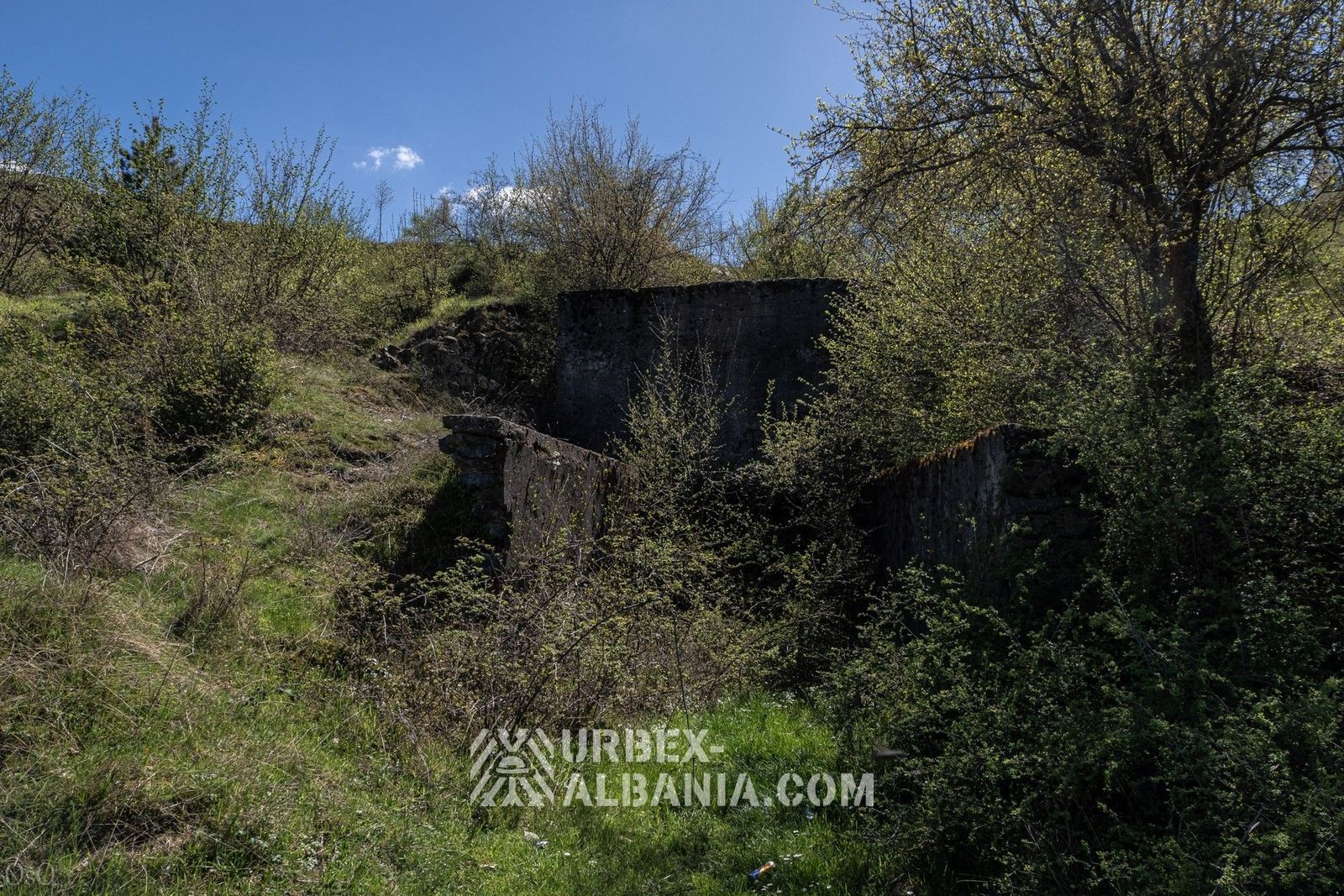 Abri antiaérien de type tunnel à Puka