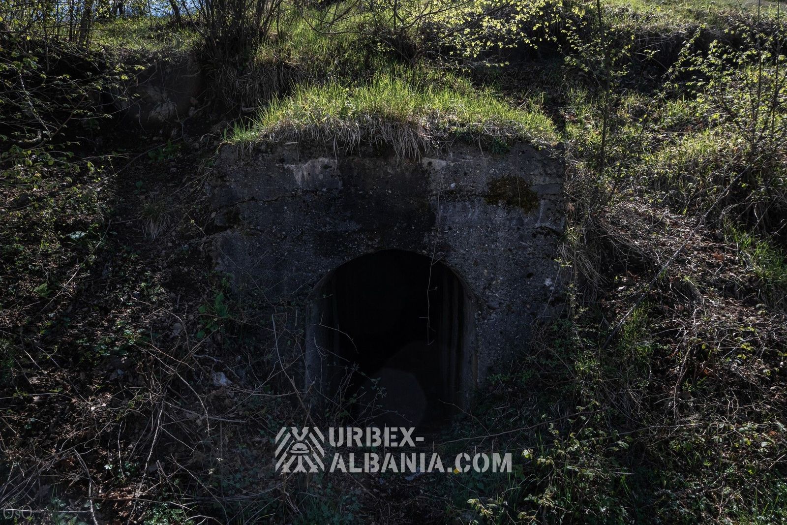 Abri antiaérien de type tunnel à Puka