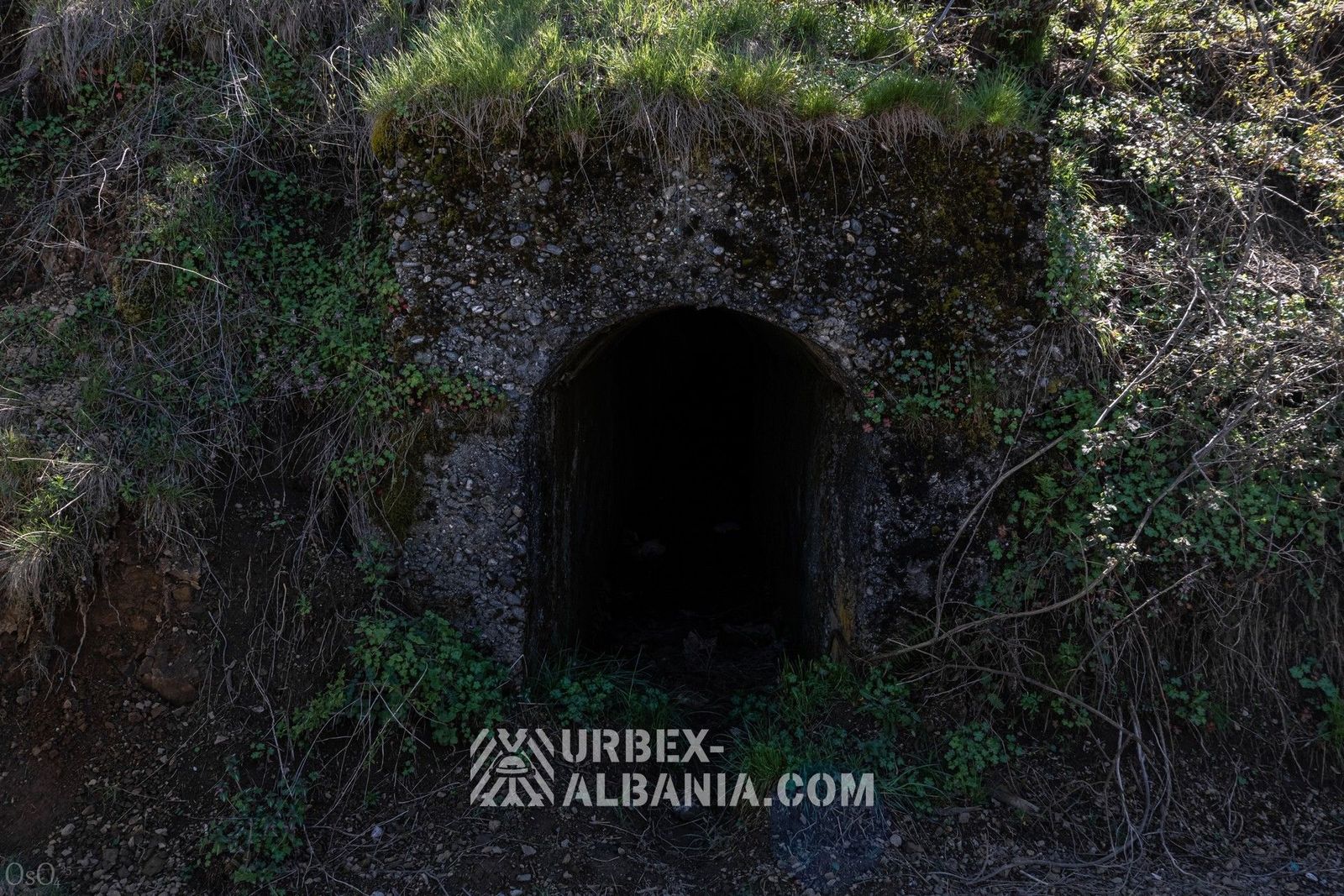 Abri antiaérien de type tunnel à Puka
