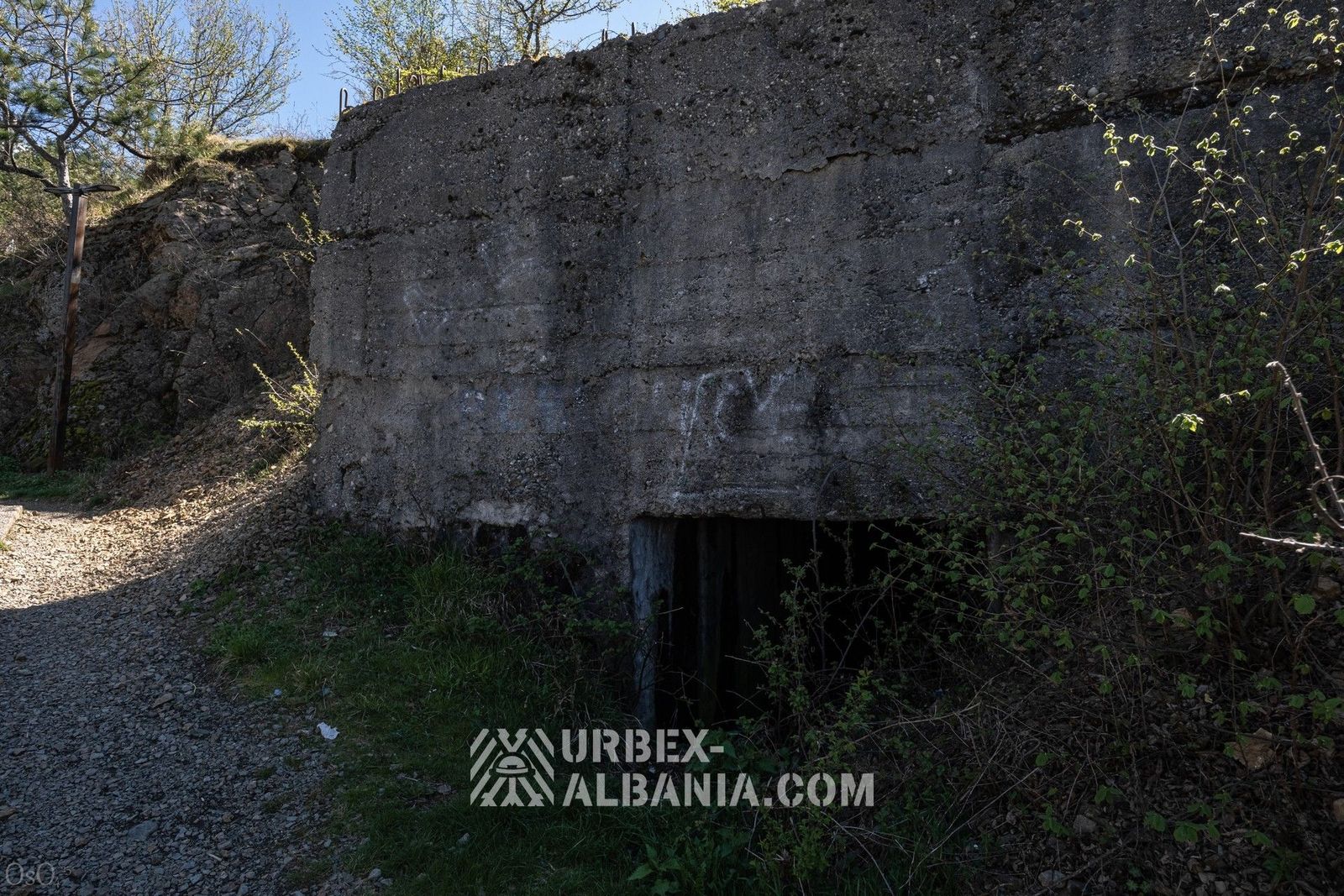 Abri antiaérien de type tunnel à Puka