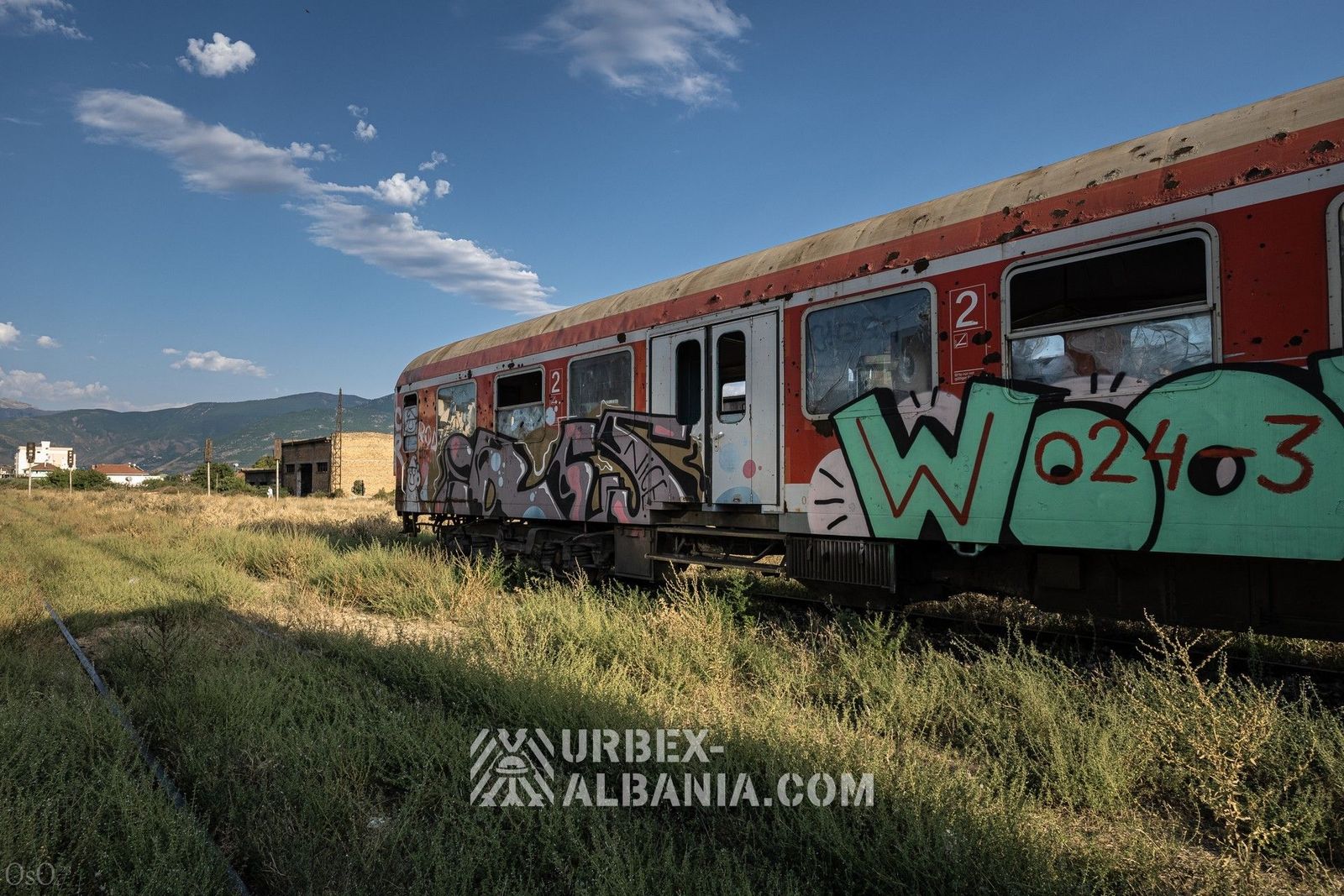 Bahnhof in Elbasan und verlassene Waggons in der Nähe