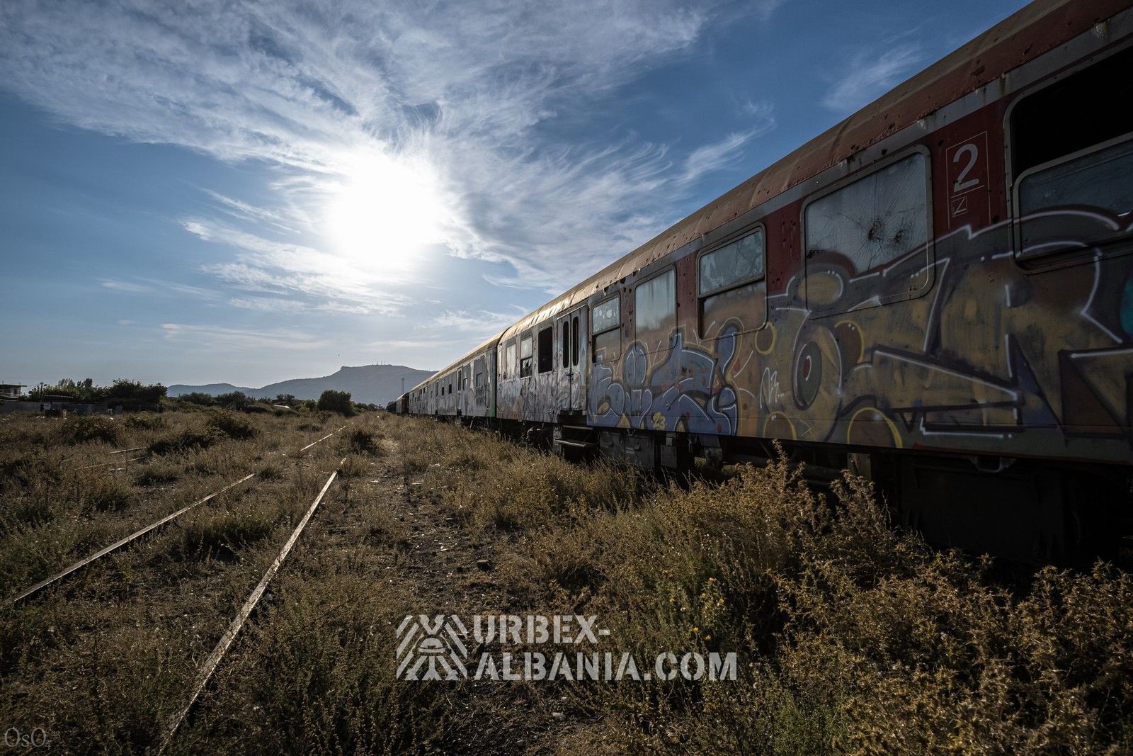 Bahnhof in Elbasan und verlassene Waggons in der Nähe