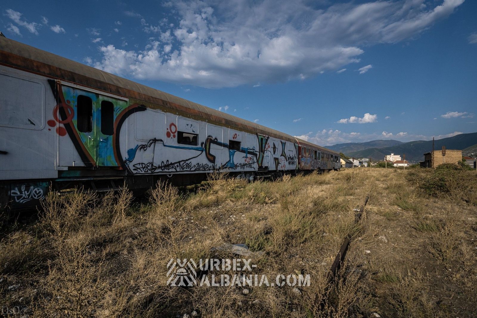 Bahnhof in Elbasan und verlassene Waggons in der Nähe