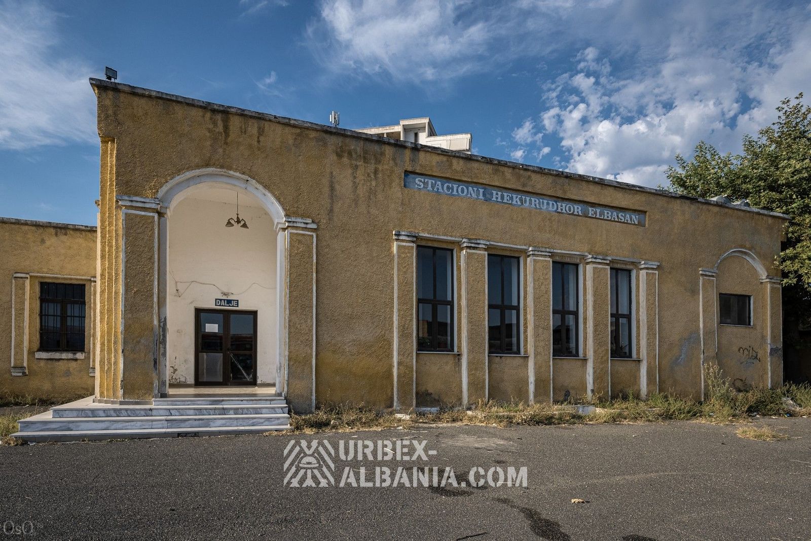 Bahnhof in Elbasan und verlassene Waggons in der Nähe