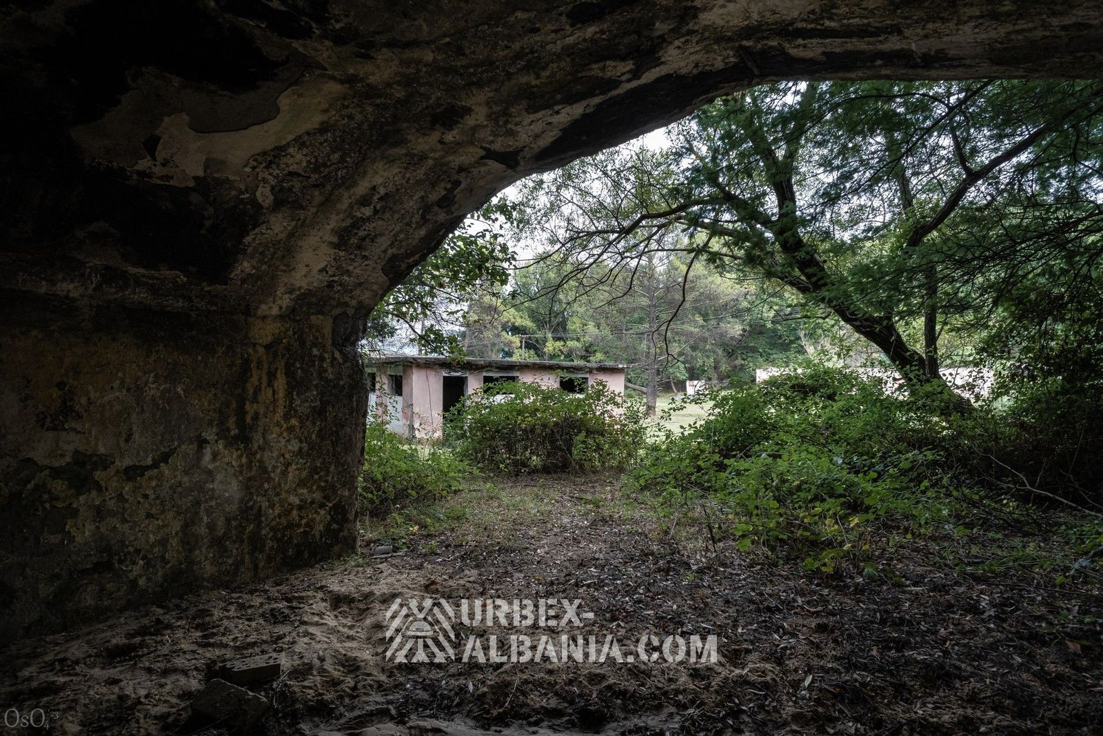 Ancienne Base Militaire avec Plusieurs Tunnels et Bunkers T-T