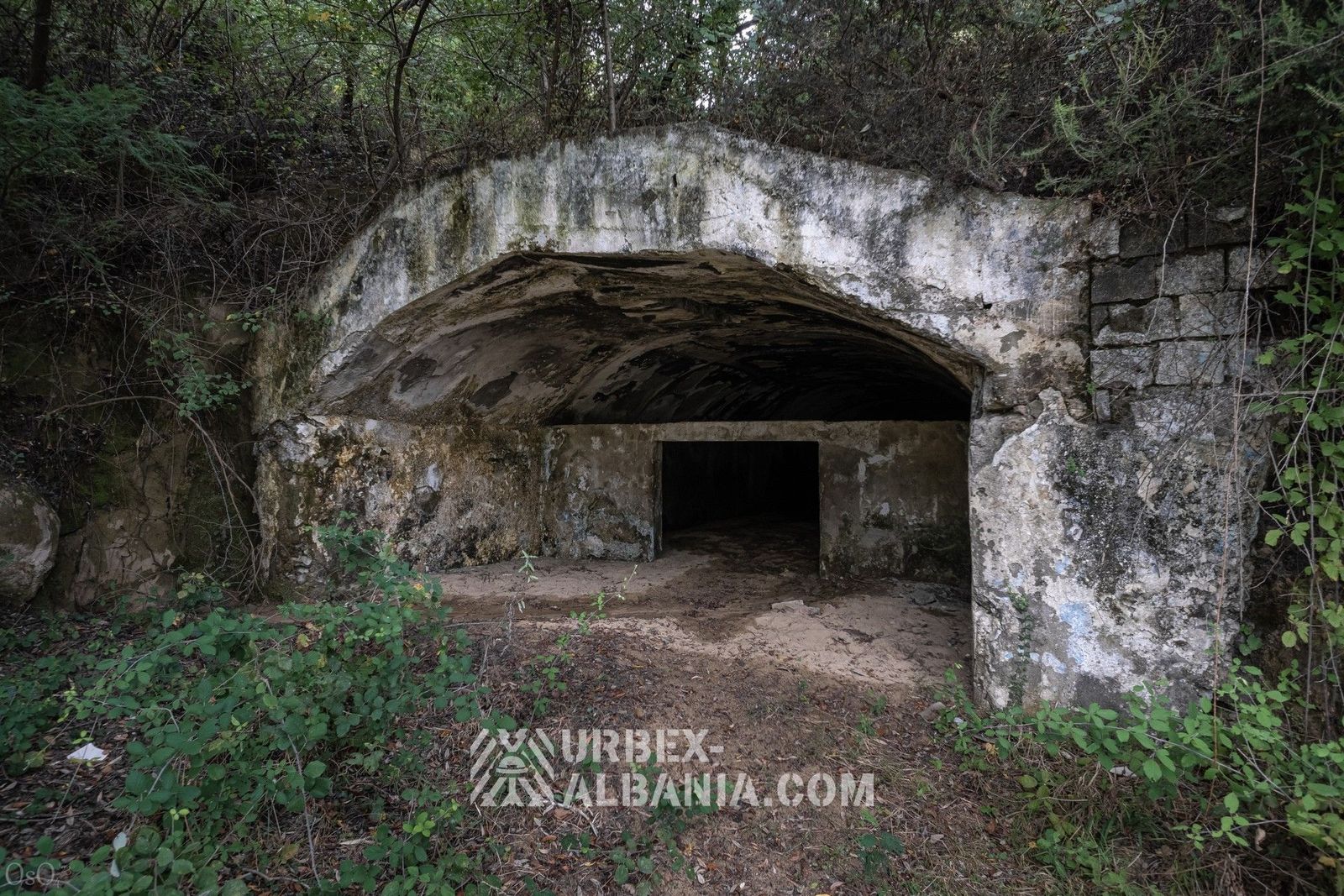 Ancienne Base Militaire avec Plusieurs Tunnels et Bunkers T-T