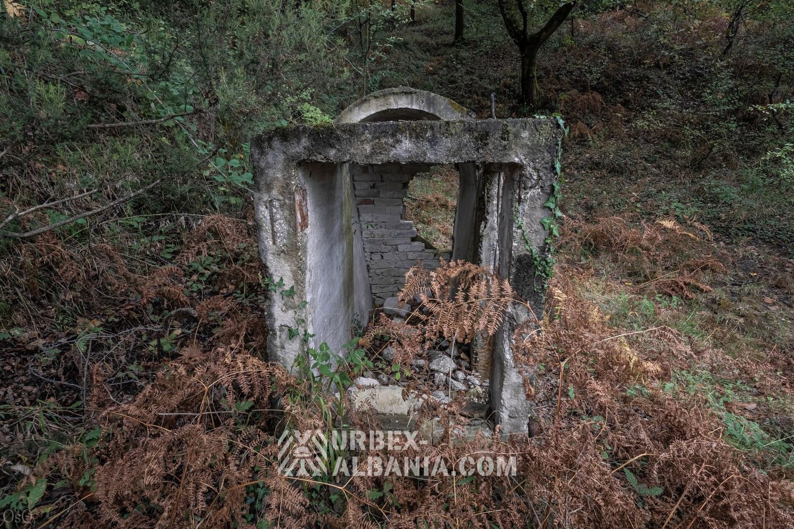 Ancienne Base Militaire avec Plusieurs Tunnels et Bunkers T-T