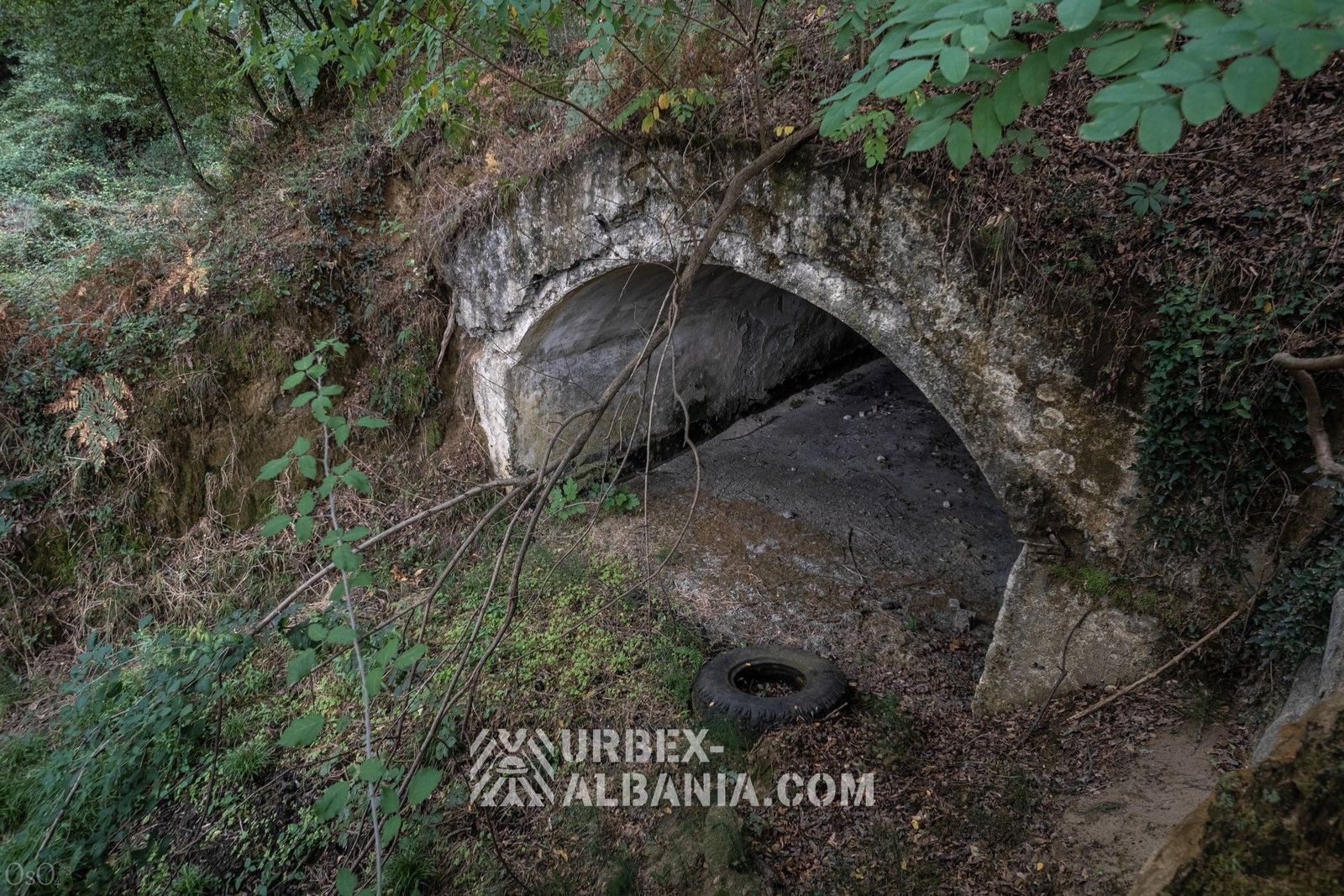 Ancienne Base Militaire avec Plusieurs Tunnels et Bunkers T-T