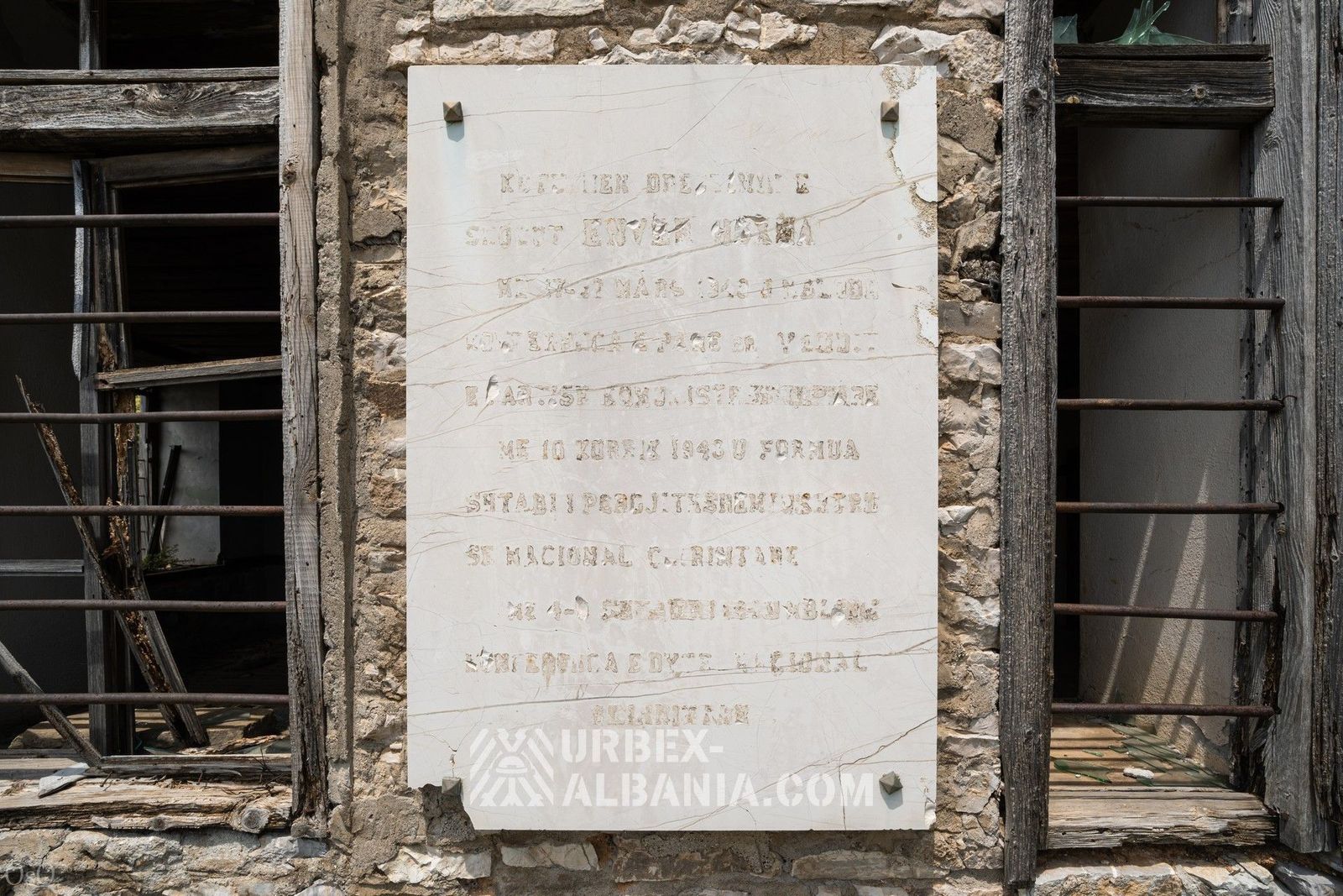 Opuštěné historické muzeum se sochou Envera Hoxhy