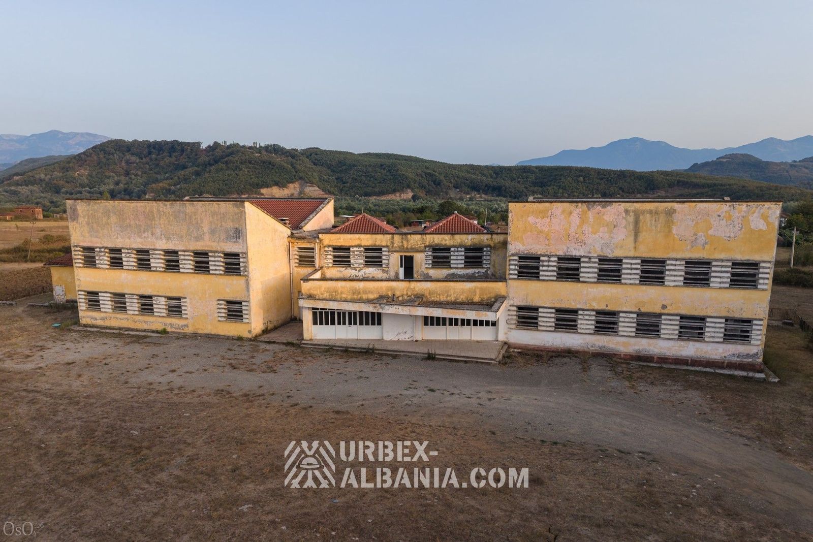 Scuola Abbandonata nel Villaggio D-KS