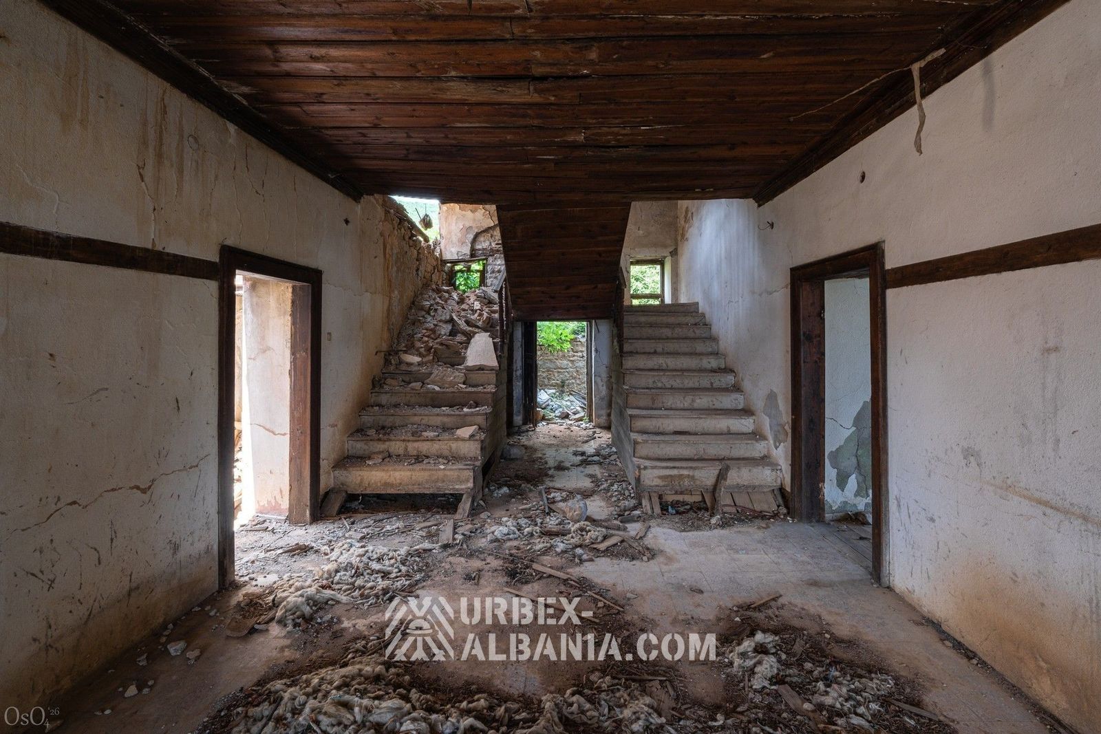 Opuštěné historické muzeum se sochou Envera Hoxhy