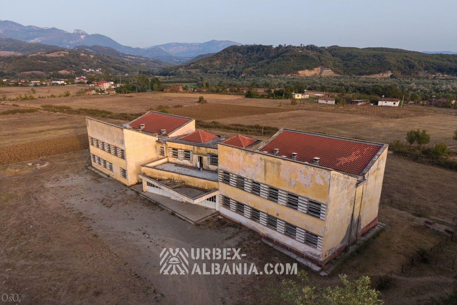 Scuola Abbandonata nel Villaggio D-KS