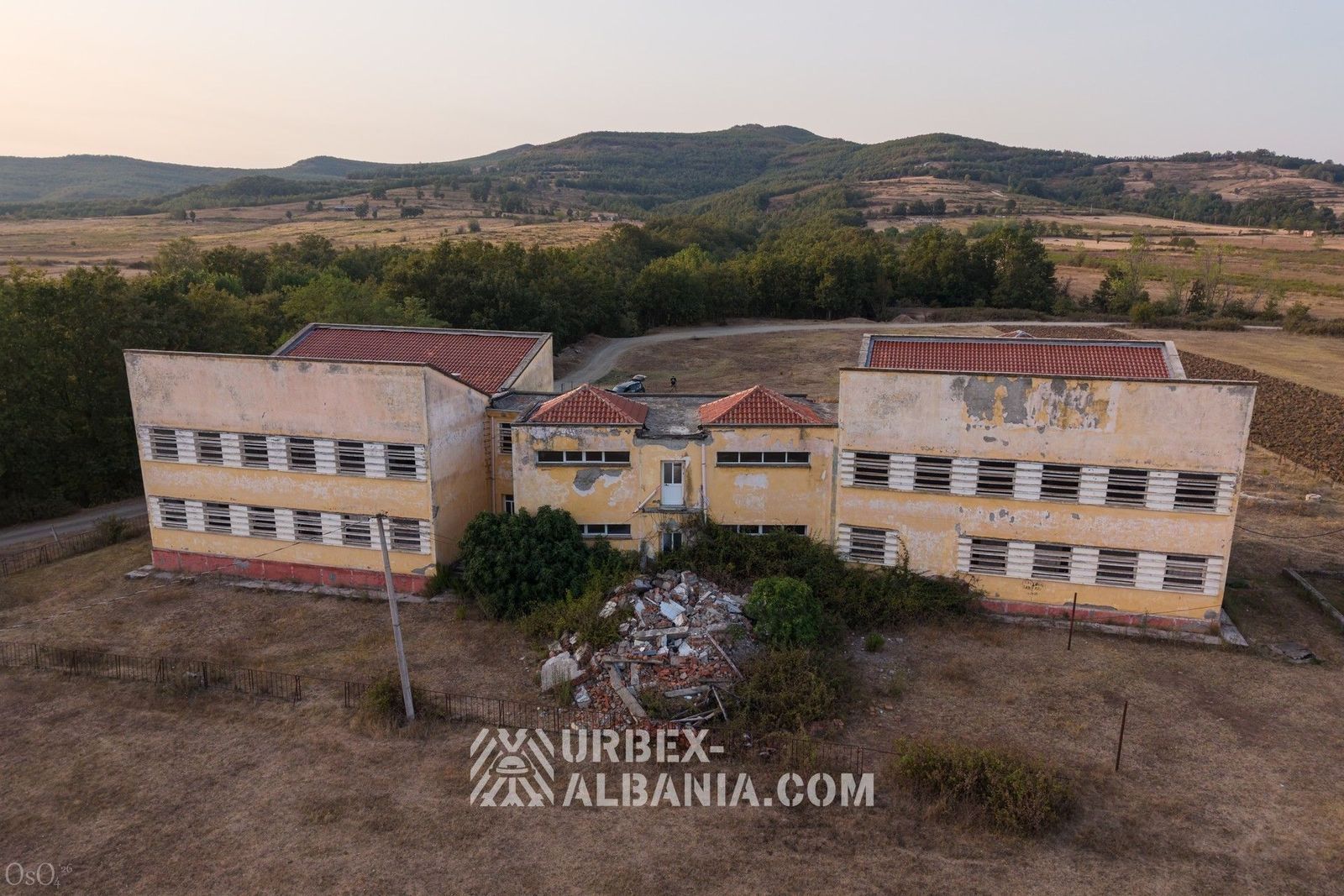 Scuola Abbandonata nel Villaggio D-KS
