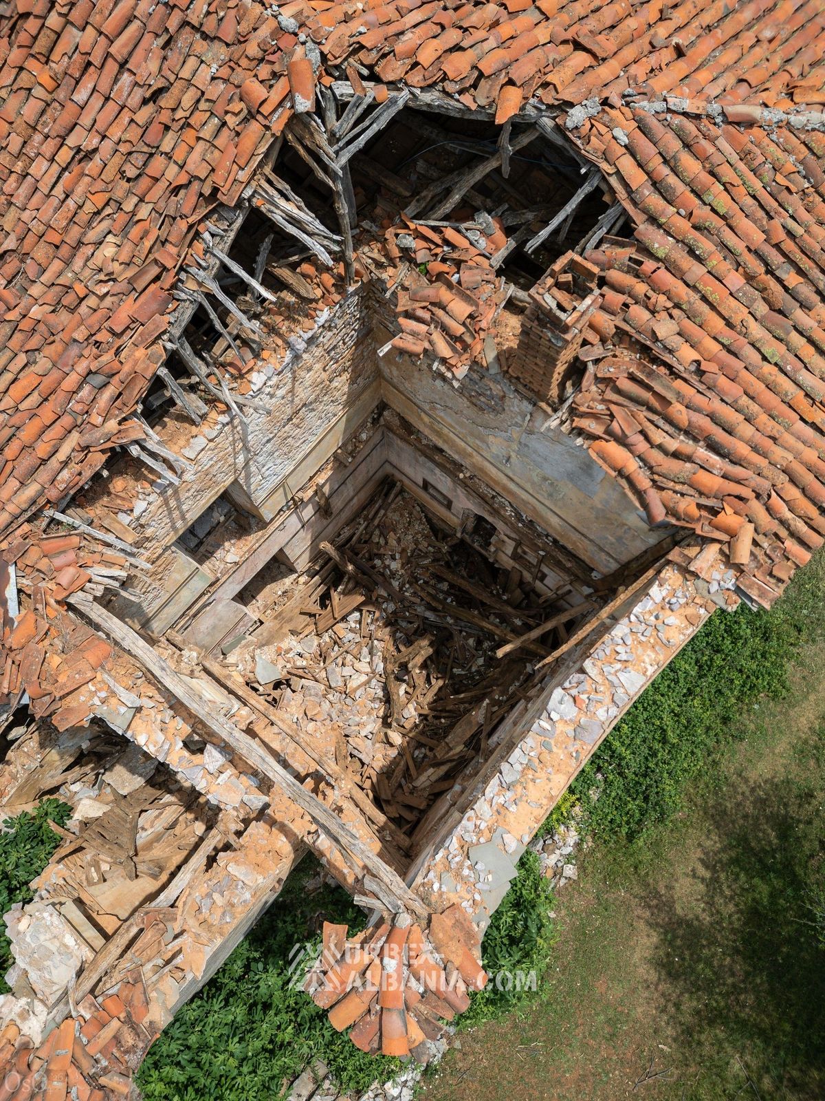 Opuštěné historické muzeum se sochou Envera Hoxhy